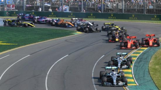 Inicio del Gran Premio de Australia en 2019, en donde Valtteri Bottas lidera la carrera.