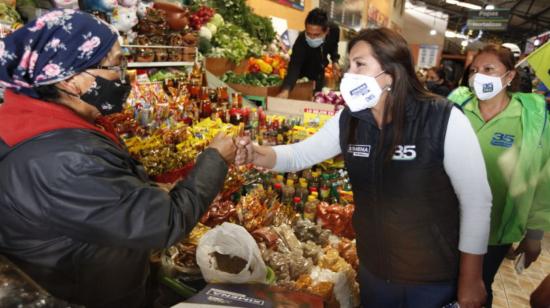 Ximena Peña, candidata presidencial de Alianza PAIS, en un mercado de Quito, 4 de enero de 2021.