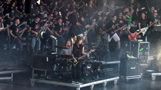 El guitarrista finlandés, Alexi Laiho (en el centro) lidera a un centenar de guitarristas en el escenario del Senate Square, en Helsinki, el 14 de agosto de 2015. 