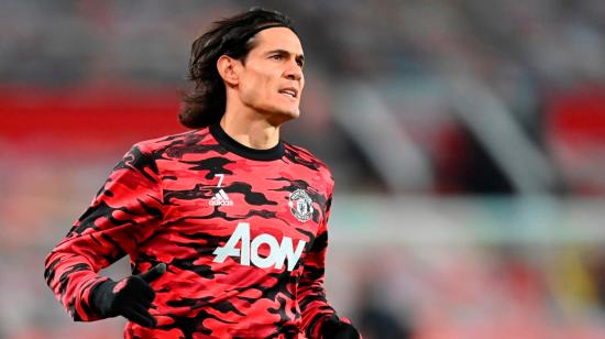 Edinson Cavani calienta previo al partido del Manchester United ante el Wolverhampton, el 29 de diciembre de 2020.