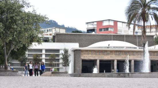 Estudiantes de la Universidad Central caminan frente al Teatro Universitario, el 8 de diciembre de 2019.