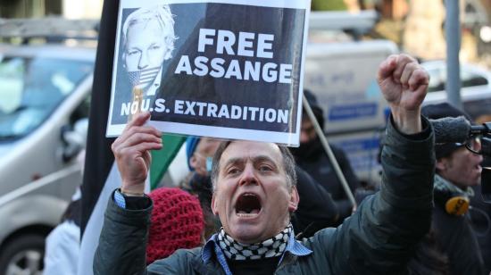 Activistas y simpatizantes de Julian Assange mostraron su apoyo al fundador de Wikileaks, en las afueras de la Corte.