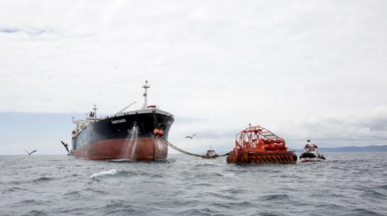 Un barco ecuatoriano durante el despacho de hidrocarburos, en octubre de 2019.