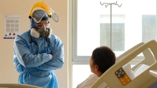 Un médico atiende a una paciente con coronavirus en un hospital de Quito, el 6 de enero de 2021.