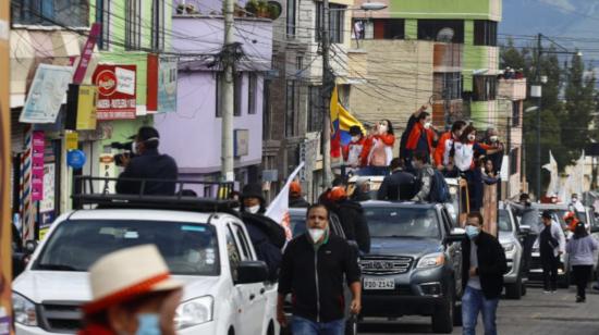 Caravana del candidato Andrés Arauz, de Centro Democrático, en el norte de Quito, 6 de enero de 2021.