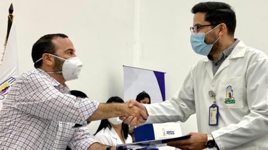 El presidente del Directorio del IESS, Jorge Wated, se reunió con médicos del Hospital Los Ceibos, el 4 de enero de 2021.