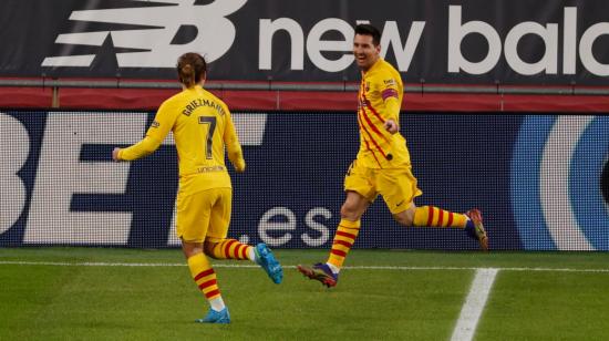 El delantero del FC Barcelona Lionel Messi celebra con Griezmann tras marcar el tercer gol ante el Athletic, el miércoles 6 de enero de 2021.