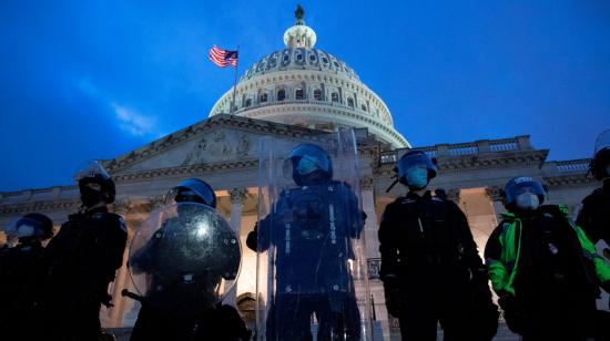 Soldados de la Guardia Nacional custodian los exteriores del Capitolio, sede del Legislativo en Estados Unidos, tras el asalto del 6 de enero de 2021, en Washington.