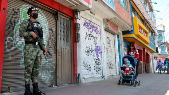 Un soldado vigila las calles en la localidad de Suba, en Bogotá, el 6 de enero de 2021.