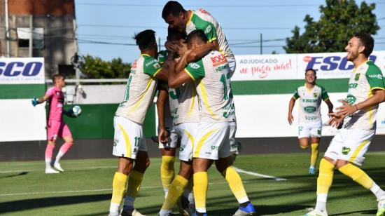 Los futbolistas de Defensa y Justicia celebran un gol en un partido ante Patronato, en Argentina, el 27 de diciembre de 2020.