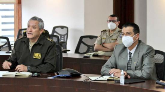 El comandante de la Policía, Patricio Carrillo, junto al ministro de Gobierno, Patricio Pazmiño, el 15 de diciembre de 2020. 