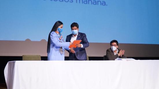 La presidenta del CNE, Diana Atamaint, entregó al alcalde de Quito, Jorge Yunda, el protocolo de bioseguridad para las elecciones.