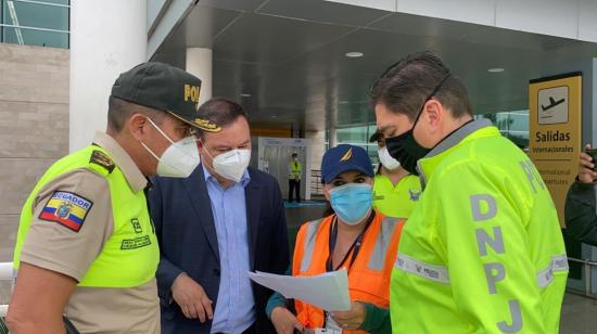 Tres ciudadanos fueron detenidos por supuestamente presentar resultados falsos de PCR de Covid-19, tras un operativo en el aeropuerto José Joaquín de Olmedo. 8 de enero de 2021.