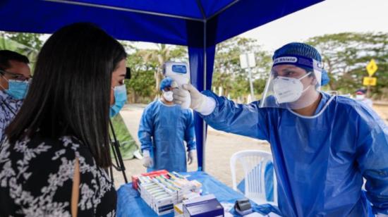 Personal del Municipio de Guayaquil brinda atención médica a la ciudadanía, en Guayaquil, el 8 de enero de 2020.