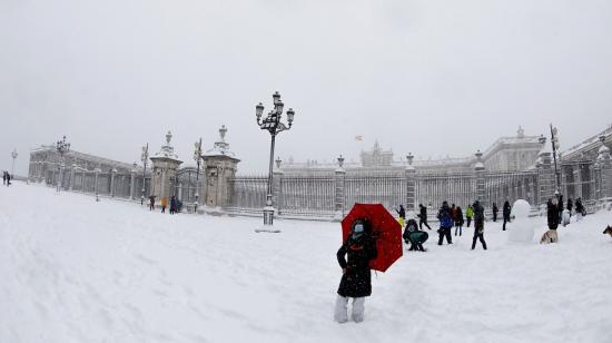 Vista del Palacio Real cubierto de nieve, en Madrid, el sábado 9 de enero de 2021.