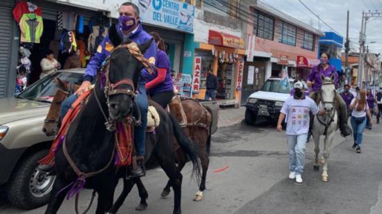 El candidato presidencial por SUMA, Guillermo Celi, durante una cabalgata por las calles de El Quinche, el 9 de enero de 2021.