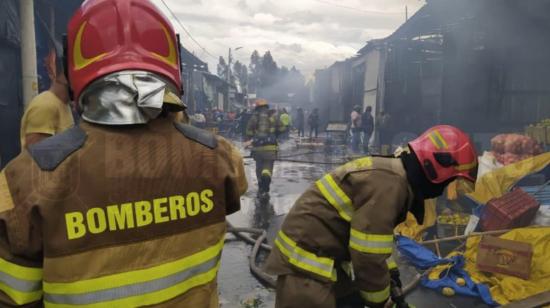 Bomberos lograron controlar el incendio en el interior del mercado Mayorista, al sur de Quito, el 9 de enero de 2021.