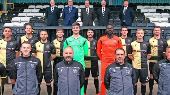 Los jugadores, el cuerpo técnico y los dirigentes del Marine, en una foto oficial del club.