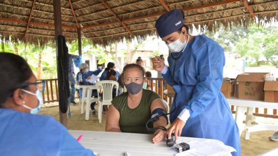 Ciudadanos son atendidos por personal de salud en el cantón Samborondon el pasado 8 de enero de 2021.