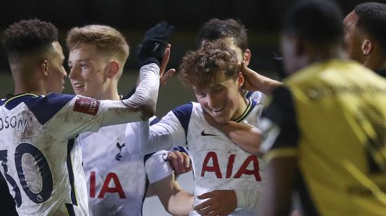 Alfie Devine celebra el quinto gol de los Spurs ante el Marine en la FA Cup, este domingo 10 de enero de 2021. 