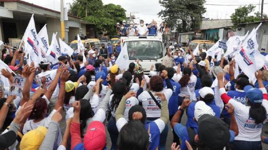 El candidato de la alianza CREO-PSC, Guillermo Lasso, realizó una caravana en Guayaquil, el 10 de enero de 2021. 