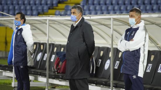 Santiago Escobar, DT de Universidad Católica, junto a su cuerpo técnico durante un partido de la LigaPro, el 20 de diciembre de 2020.