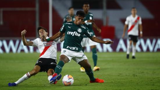 Ignacio Fernández (i) de River disputa el balón con Gabriel Menino (d) de Palmeiras, por la final de ida de la Copa, en Buenos Aires, el 5 de enero de 2021.