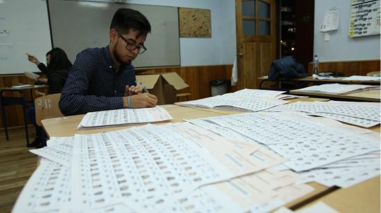 El 24 marzo de 2019, en Quito, se realiza el escrutinio en los recintos electorales, una vez terminada la jornada de votación.