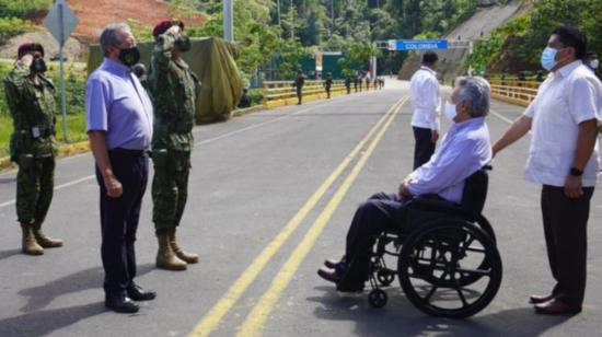 El presidente Lenín Moreno y el ministro Oswaldo Jarrín saludan, el 10 de enero de 2021, durante un recorrido en el Puente Binacional de Mataje, en Esmeraldas.