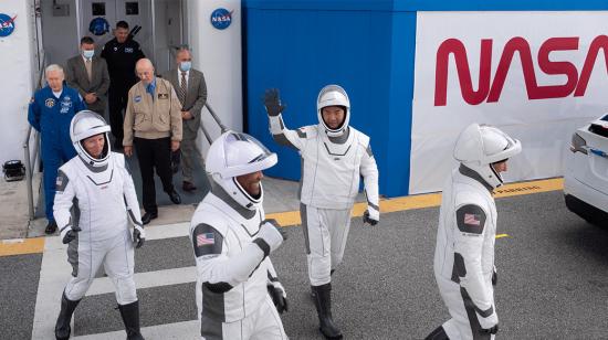 Astronautas de la NASA previo a abordar la nave espacial SpaceX Crew Dragon para el lanzamiento de la misión Crew-1, el domingo 15 de noviembre de 2020.