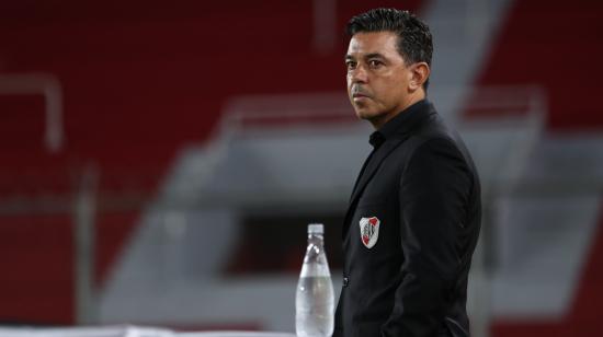 Marcelo Gallardo mira el partido de su equipo, River Plate, ante Palmeiras, en Buenos Aires, el 5 de enero de 2021.