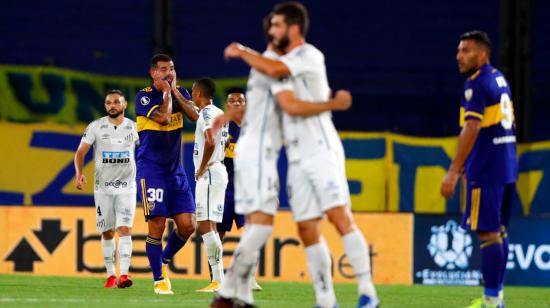 Los jugadores de Santos se abrazan en el campo de La Bombonera luego del 0-0 frente a Boca, el miércoles 6 de enero de 2021.