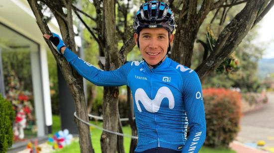 El pedalista colombiano Miguel Ángel 'Superman' López posa con su nuevo uniforme del  Movistar Team, el 2 de enero de 2021.