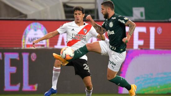 José Vivian, de Palmeiras, disputa un balón con Ignacio Fernández, de River, en la semifinal de vuelta de la Copa Libertadores, el martes 12 de enero de 2020.