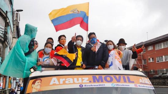 El asambleísta Franklin Samaniego acompaña en un recorrido por Quito al candidato Andrés Arauz.