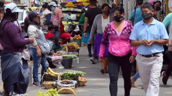 Personas caminan en el sector de la Plaza 9 de octubre, en Cuenca, el 12 de enero de 2021.