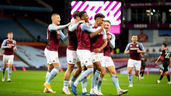 Los jugadores del Aston Villa se abrazan y celebran un gol.