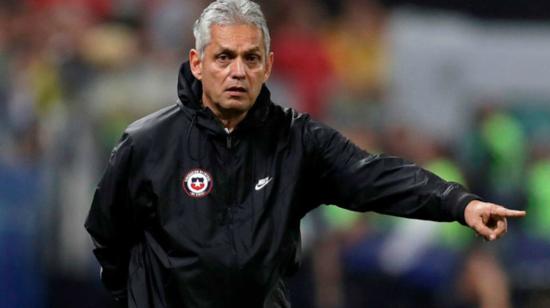 El técnico colombiano Reinaldo Rueda mientras dirigía un partido con el combinado de Chile.