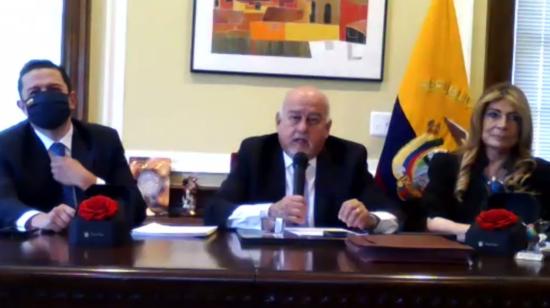 El secretario del Gabinete de la Presidencia, Juan Sebastián Roldán; el ministro de Finanzas, Mauricio Pozo, y la embajadora de Ecuador en Estados Unidos, Ivonne Baki, durante una rueda de prensa, el 14 de enero de 2021.  