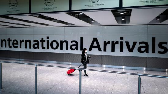 Una mujer camina en la Terminal 5 del aeropuerto de Heathrow, en Londres,  el 26 de julio de 2020. 