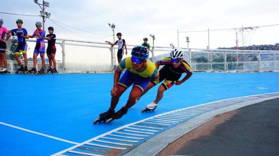 La selección de Ecuador, durante una competencia de patinaje en 2020.