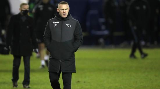 Wayne Rooney dirigiendo al Derby County en un partido ante el Sheffield United, el 1 de enero de 2020.