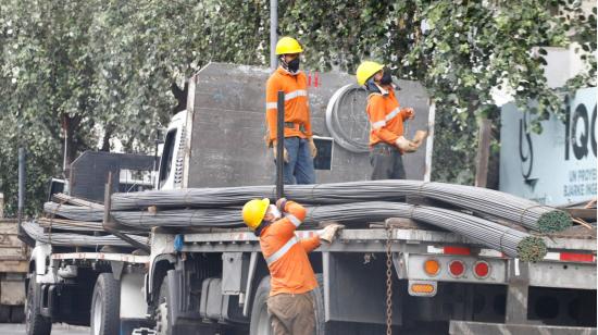 Tres trabajadores de una construcción en Quito, el 12 de enero de 2021. 