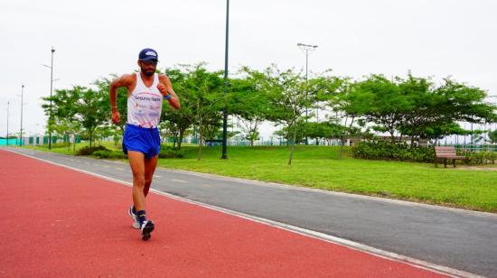 El marchista ecuatoriano Claudio Villanueva entrena en Guayaquil, este viernes 15 de enero de 2021.