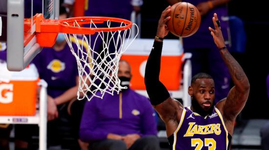 El delantero de Los Angeles Lakers, LeBron James, atrapa un rebote durante el tercer cuarto del partido de baloncesto de la NBA entre los New Orleans Pelicans y Los Angeles Lakers, el viernes 15 de enero de 2021.