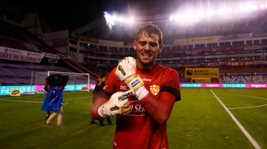 Javier Burrai enseña sus guantes con el nombre de su padre, Oscar Burrai, quien falleció hace algunos meses en Argentina, al ser campeón con Barcelona en Casa Blanca. 