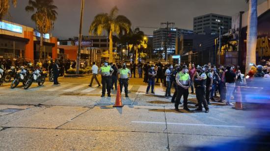 Miembros de la Policía custodian la entrada del canal TC Televisión, en Guayaquil, donde se realiza el debate presidencial, el 16 de enero de 2021.