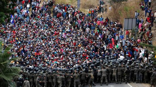 Militares del gobierno de Guatemala impiden el paso a miles de inmigrantes hondureños, el 17 de enero de 2021.