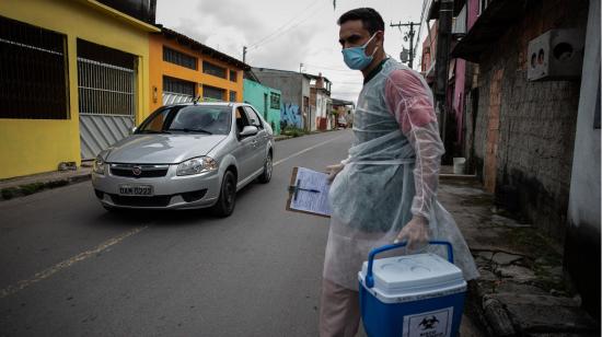 Un trabajador de la salud recorre un barrio de Manaos, ciudad brasileña colapsada por el Covid-19, el 16 de enero de 2021.