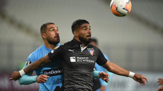 Rodrigo Aguirre disputa un balón con Eder Fernández, de Binacional, en un partido por Copa Libertadores, el 15 de septiembre de 2019, en Lima.